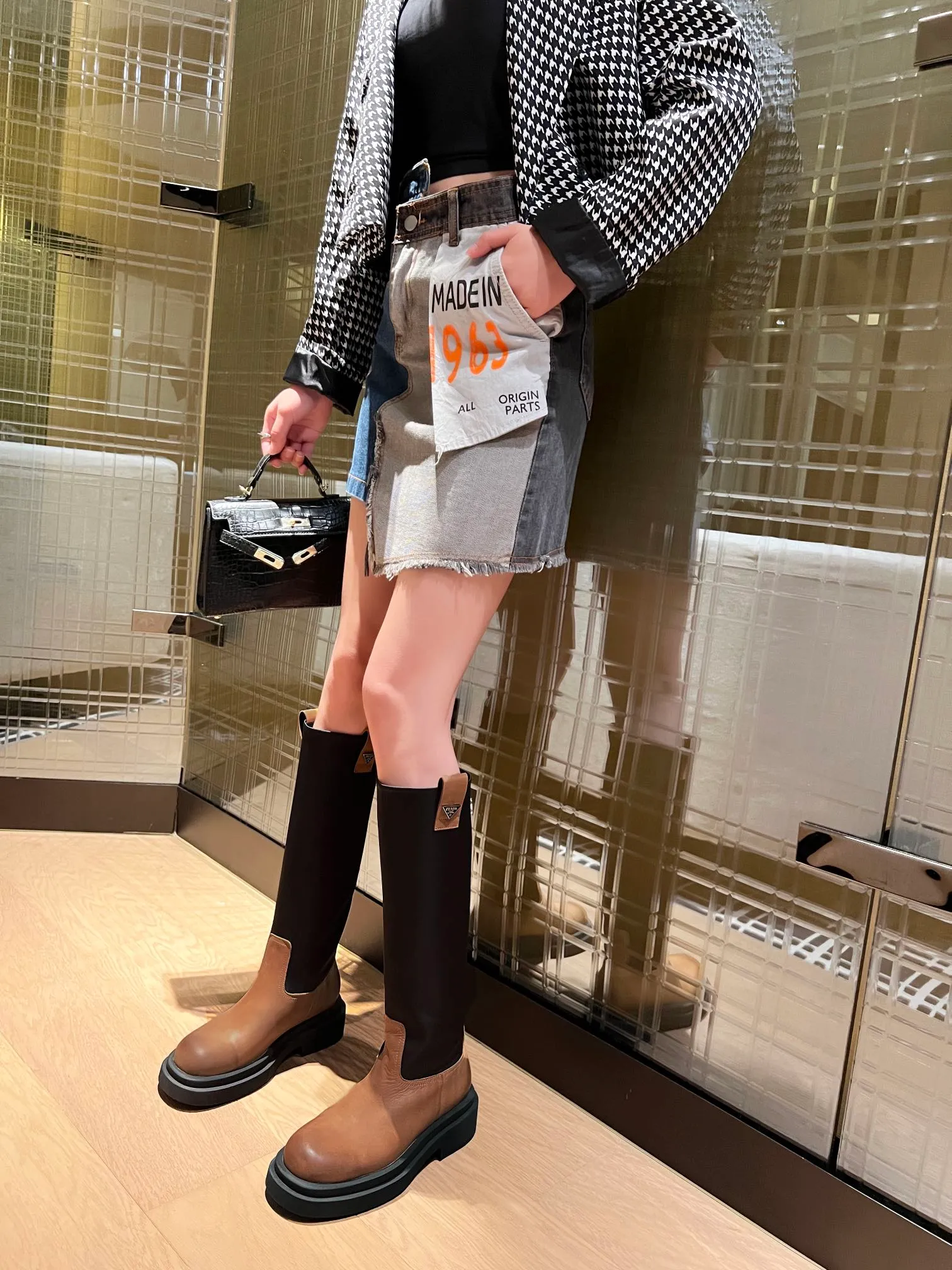 👟👟Ex-factory price 720👟👟 PRADA Classic Triangle Logo Slip-On Women's Boots...a series that cannot be bought in winter, it is definitely this year's big hit! ! So good looking! Prada boots are really amazing! The upper toes are generous and the legs are slimming. The whole series uses a variety of imported materials: polished and waxed calfskin, open-edge beaded cowhide, cow suede and high mercerization, and water-dyed sheepskin on the inside! ! The foam base is lightweight and comfortable! 35-41